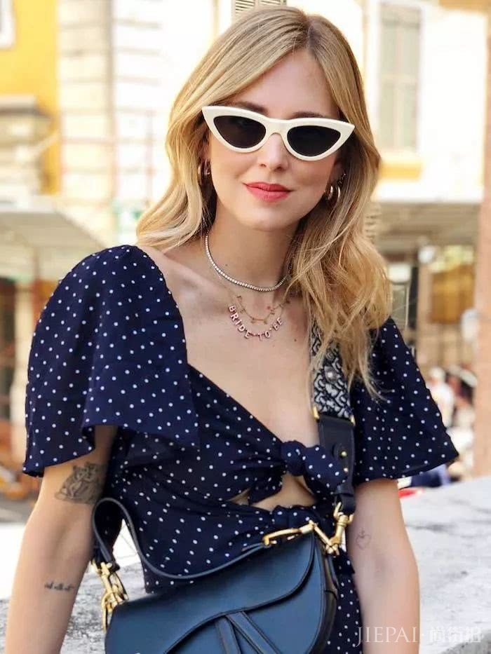 天气这么热,上街只缺一个腋下包了