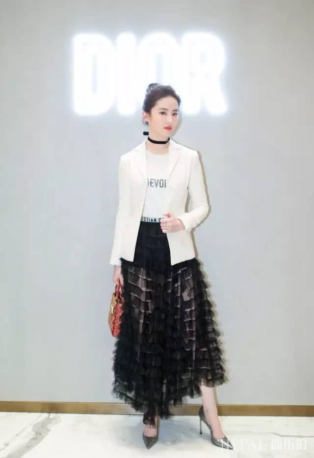 白T恤+小白鞋，搭配起来这么好看！