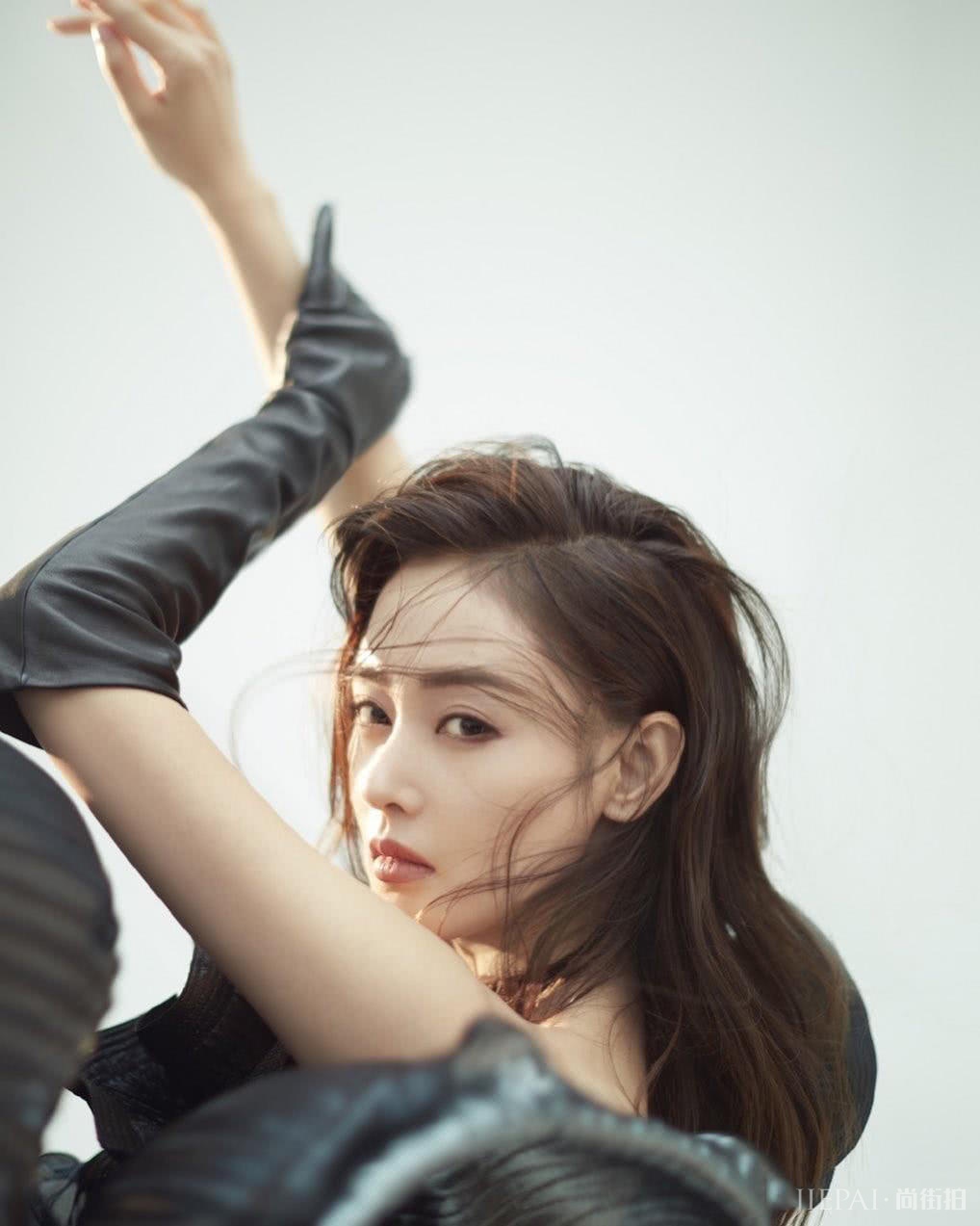 张天爱街拍 裹胸蕾丝炸翻机场!搭配实力真强大