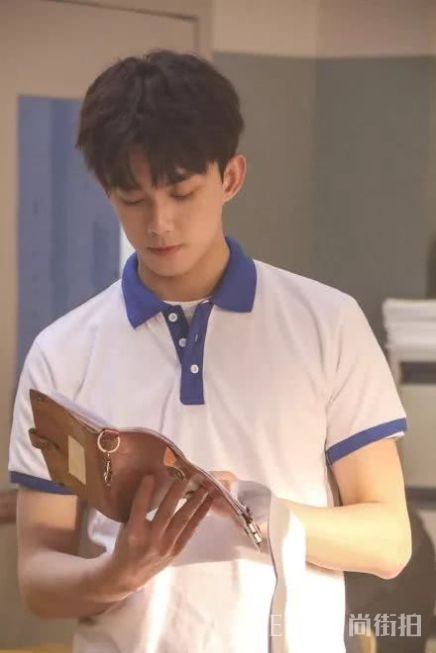 快30岁谭松韵靠丑哭的校服圈粉?百年前校服时尚又有民族特色