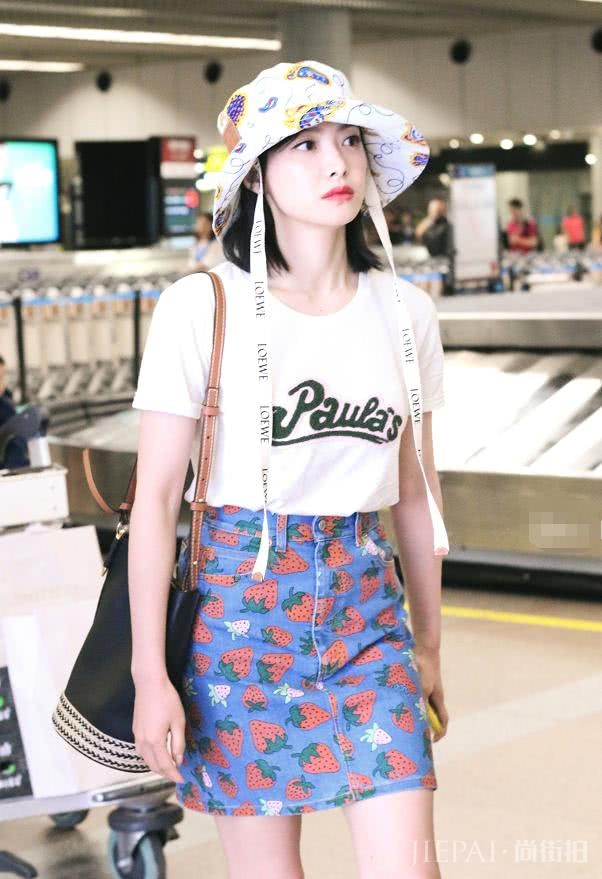 宋茜参加活动似“赫本”,机场现身却如学生妹