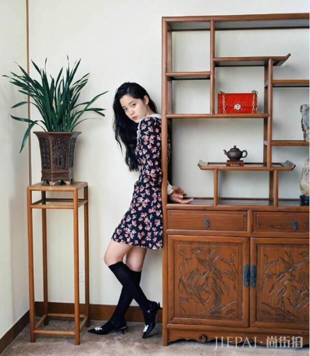 欧阳娜娜和杨超越撞衫！碎花裙配不同款鞋子，美得不分上下