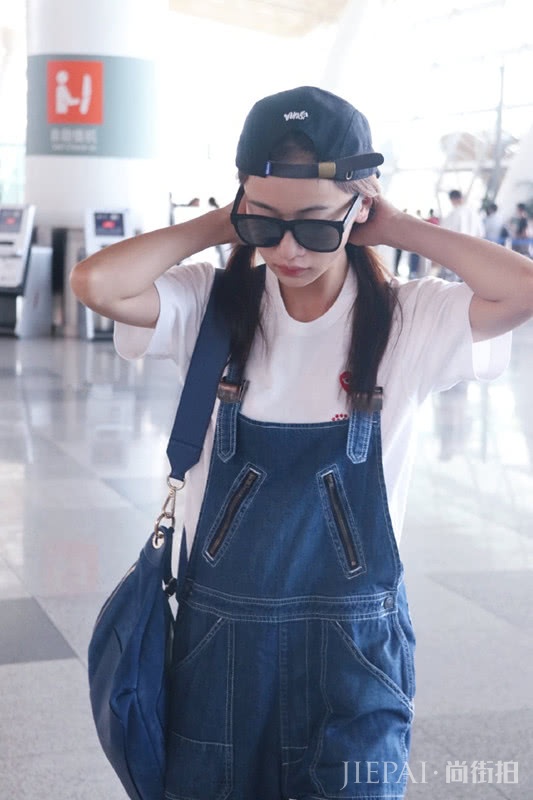 吴谨言反戴帽子身穿背带裤走机场,想打扮活泼点学她这样穿就对了