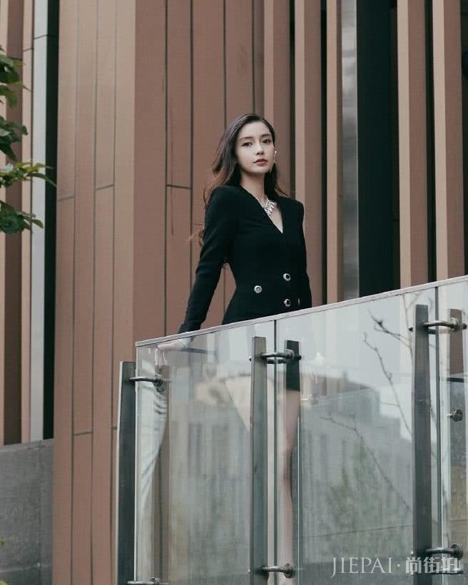 杨颖穿上亮闪闪的礼裙,居然一瞬间就变得高贵起来了