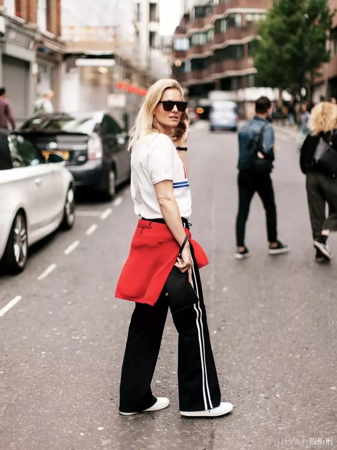 T恤搭配阔腿裤,2019最省事的时尚套路