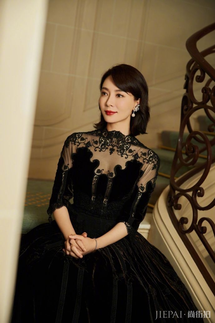 陈数晒蕾丝“黑天鹅”美照 越长越美