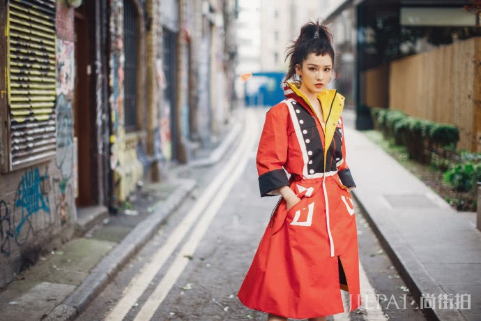 李沁现身伦敦男装周,一件撞色风衣和一个高扎马尾发型打扮得帅帅的