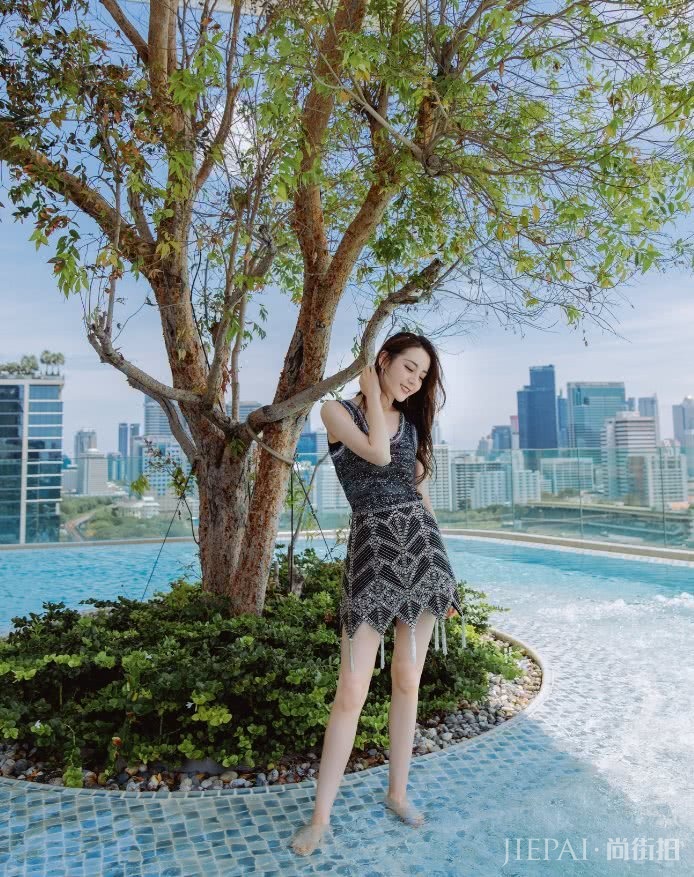 热巴穿高开叉礼裙走活动，微撩裙子却被淤青抢镜