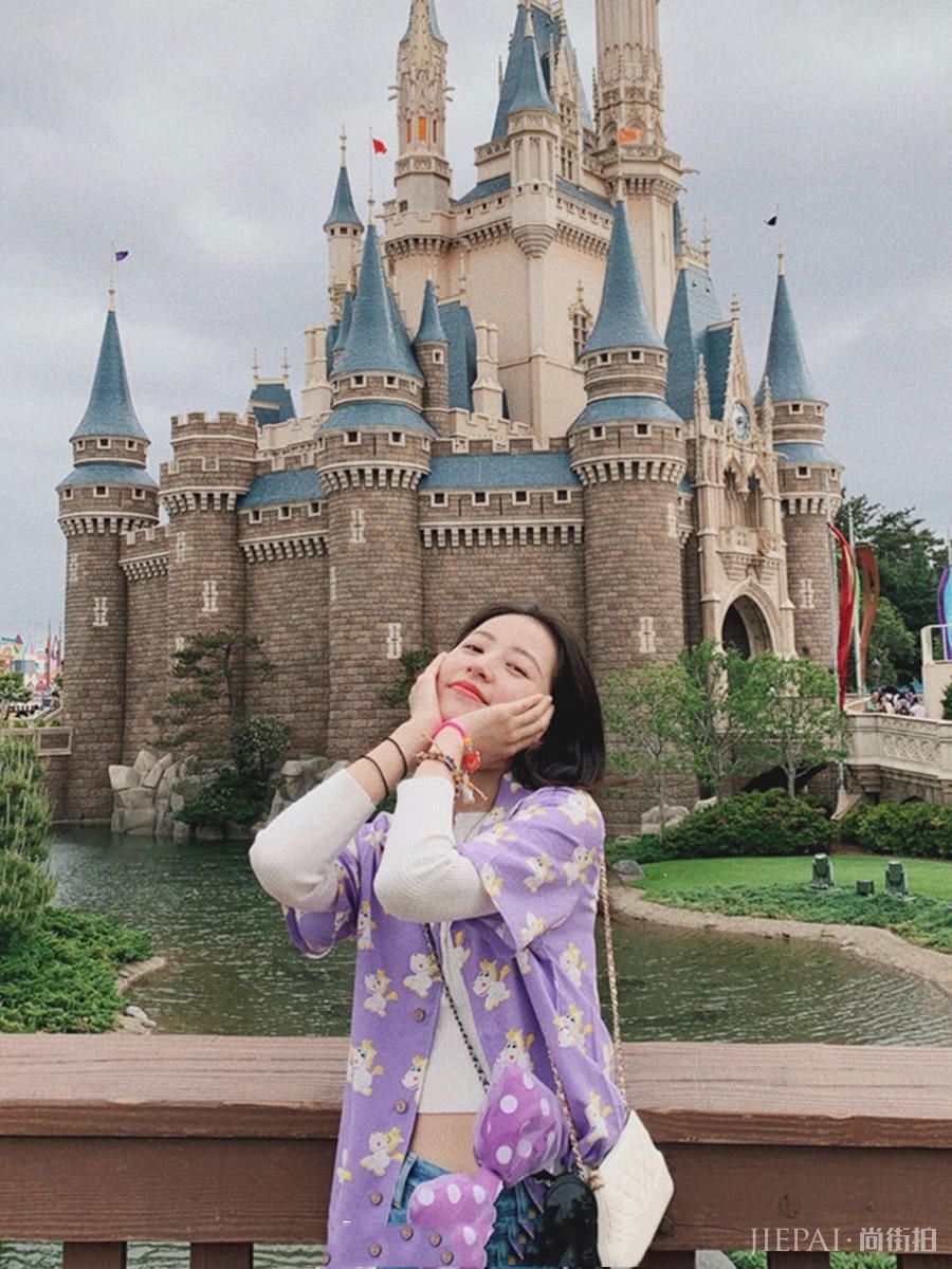 周雨彤晒游玩私服，叠穿紫色衬衫太美丽