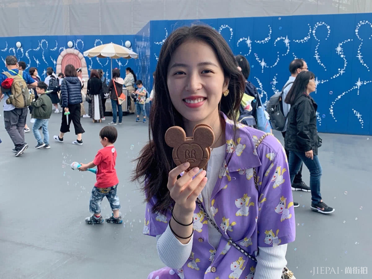 周雨彤晒游玩私服，叠穿紫色衬衫太美丽