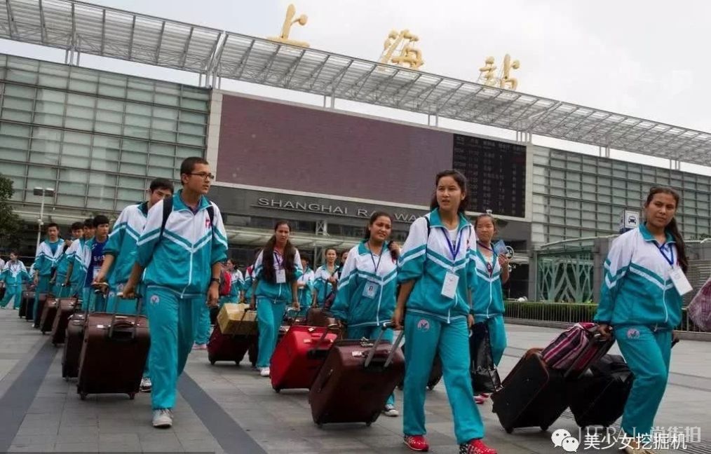 快30岁谭松韵靠丑哭的校服圈粉?百年前校服时尚又有民族特色