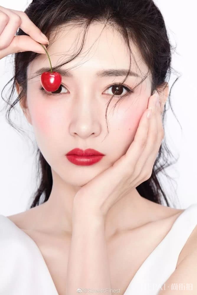 女明星在争先抢后画的妆容，画对了你就是明星