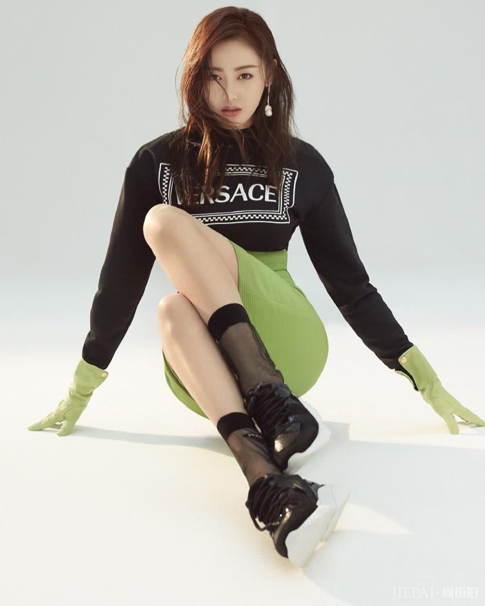 张天爱街拍 裹胸蕾丝炸翻机场!搭配实力真强大