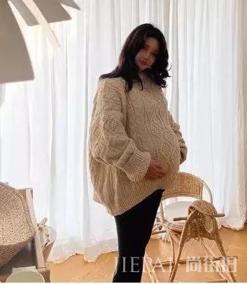 她是四小花旦里唯一没动过脸的,那比镰刀还细的山根是P出来的吗?