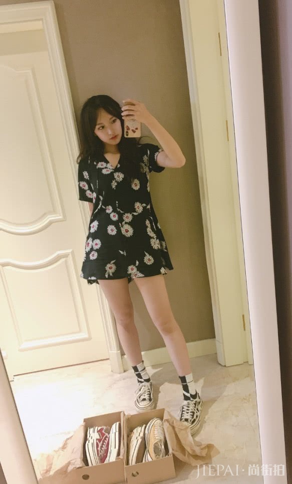 程潇的萌萌腿太配雏菊裤了,美得冒泡