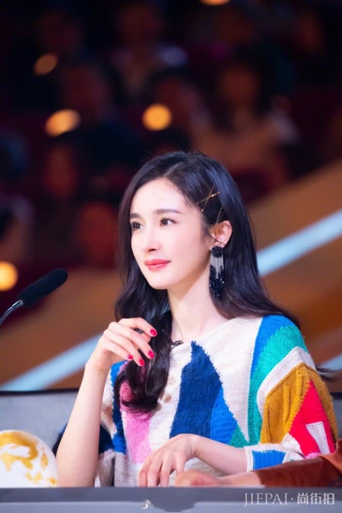 杨幂彩虹毛衣搭配亮片半裙唯美娇艳,再次成为全场焦点!