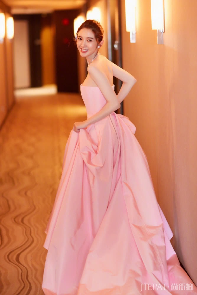 唐艺昕生活照清纯又可爱,造型真养眼