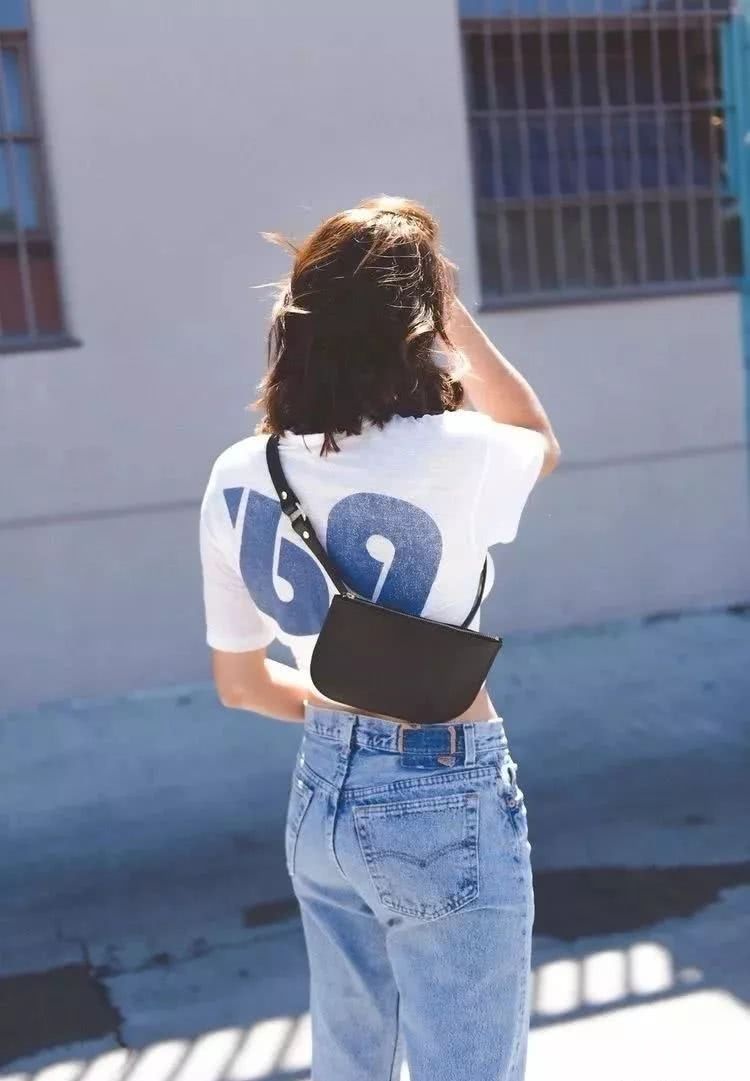 欧美街拍 今年夏天T恤这样穿又时尚还好看