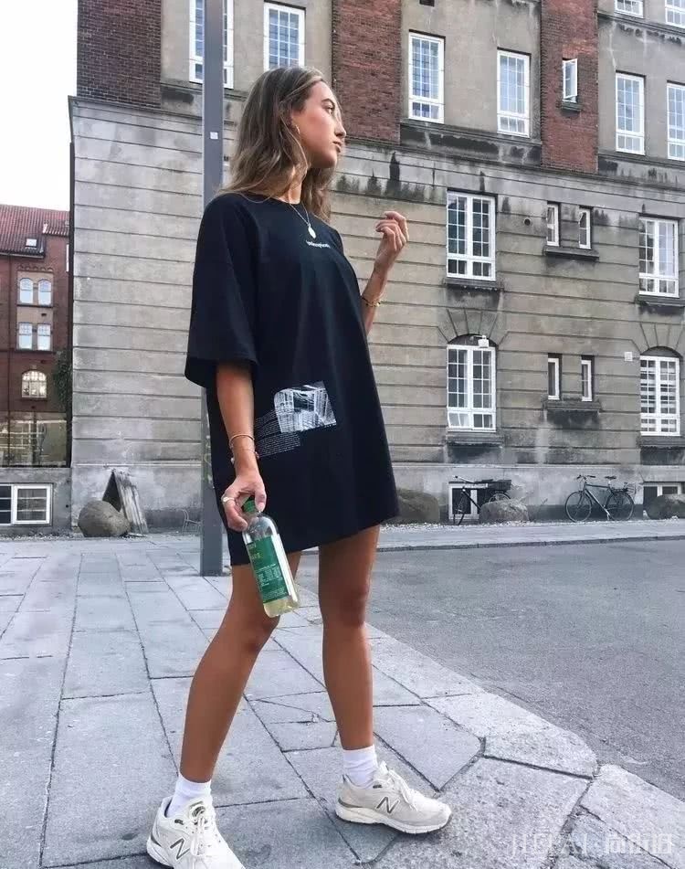 欧美街拍 今年夏天T恤这样穿又时尚还好看