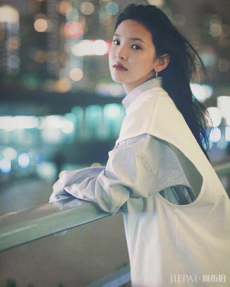 章若楠衬衫叠穿背心穿成蓬蓬裙，意外洋气