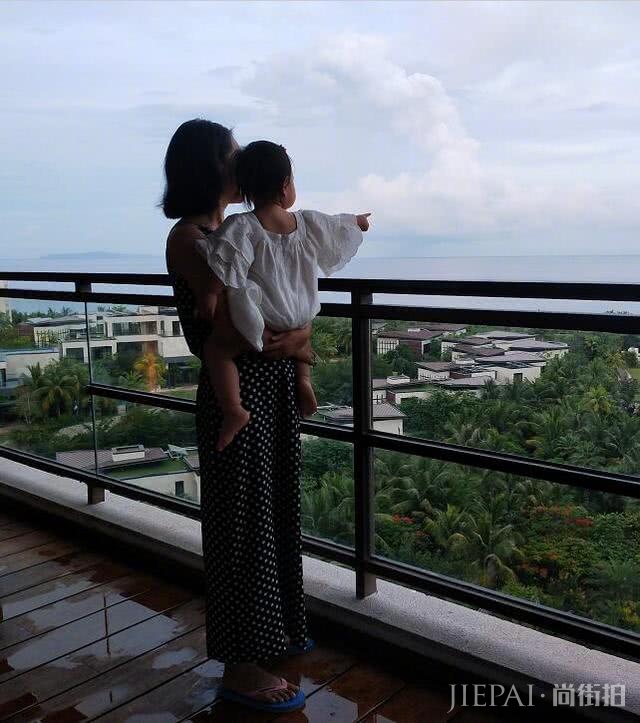 朱丹携周一围同框秀恩爱,身着情侣装爱意绵绵,越来越有夫妻相