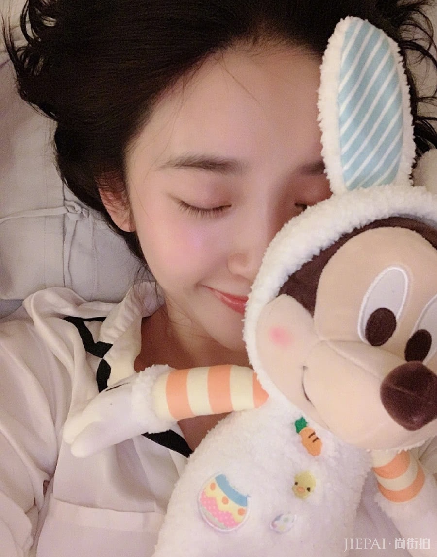 唐艺昕素颜惊艳众人，网友纷纷跪求护肤秘籍