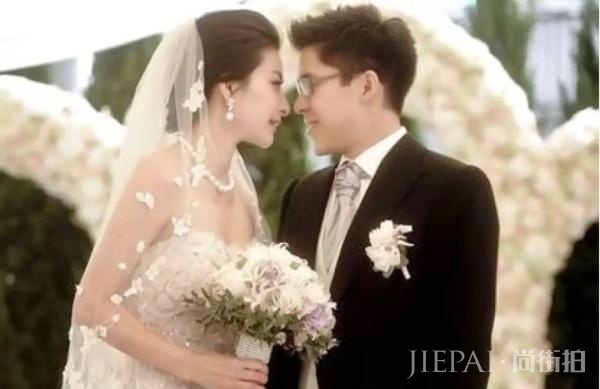 郭晶晶女儿曝光, 简直就是翻版朱玲玲, 难怪一出生爷爷就给10亿