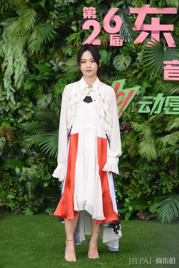 今年夏天流行把塑料穿在脚上,奚梦瑶同款要不了解下