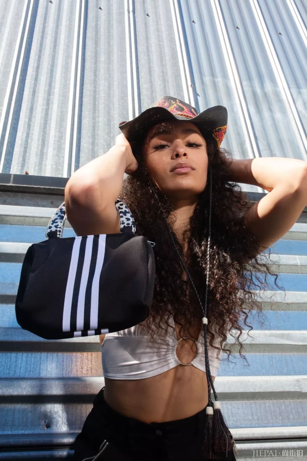 腰包2019年已经过时了，如今最火的It Bag是它！