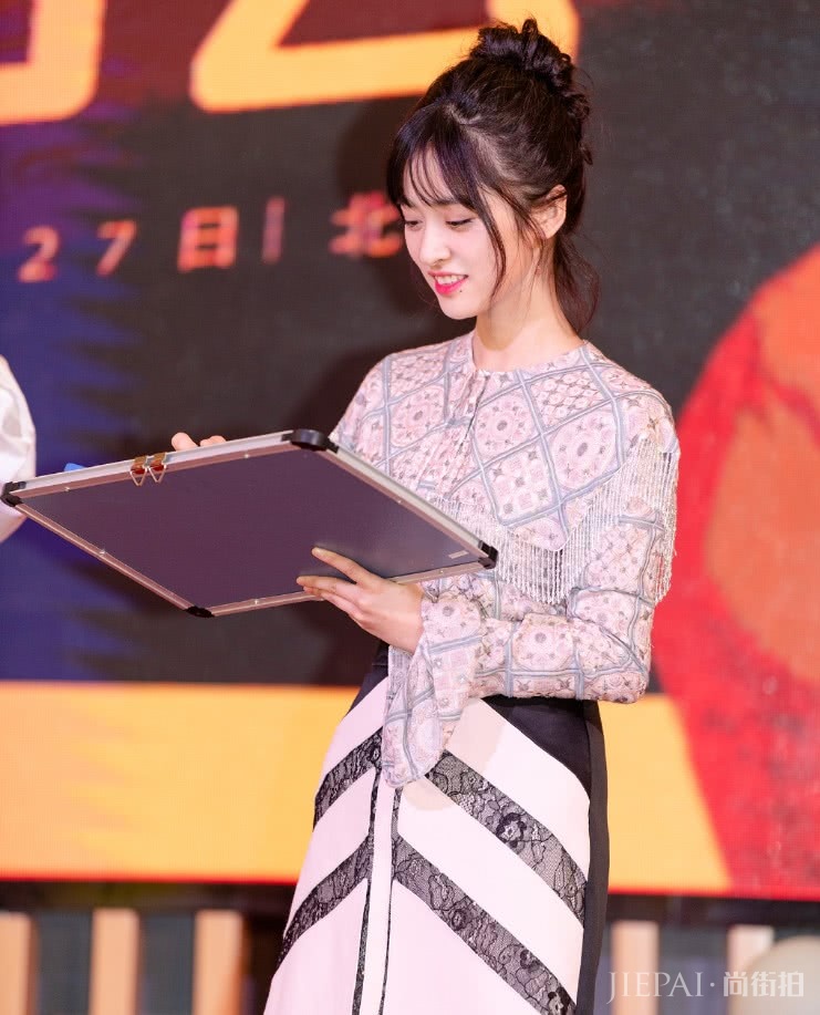 沈月穿鱼骨裙，粗腿瞬间变成漫画腿