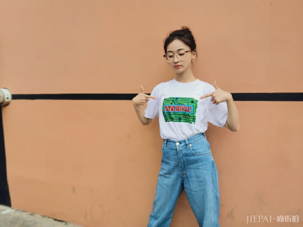 吴谨言反戴帽子身穿背带裤走机场,想打扮活泼点学她这样穿就对了