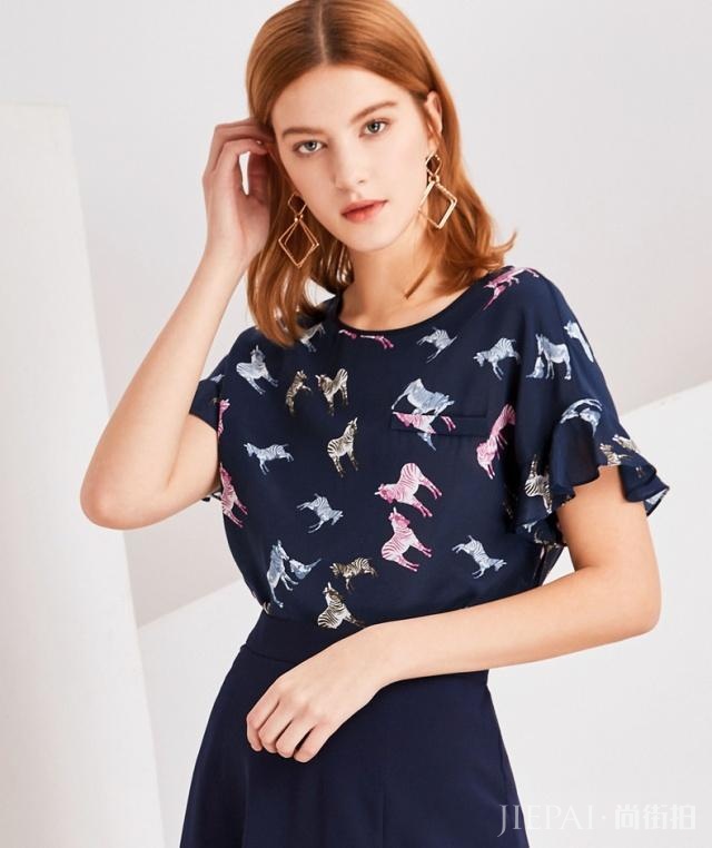 高格调无袖连衣裙气质迷人，这样的搭配才是夏天的味道