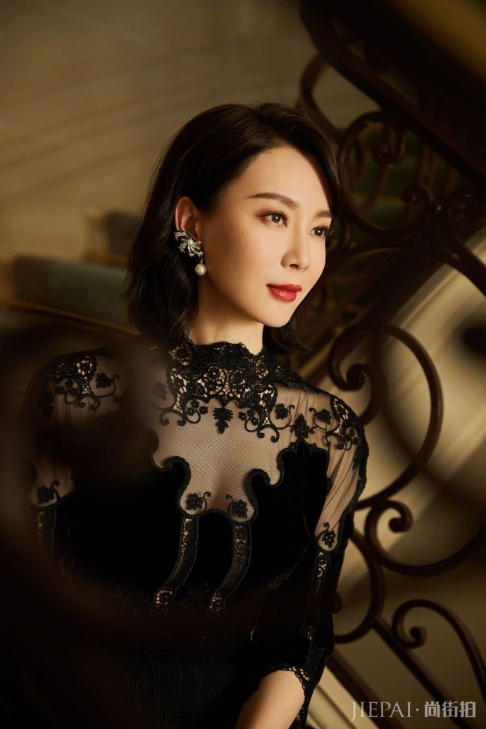 陈数晒蕾丝“黑天鹅”美照 越长越美