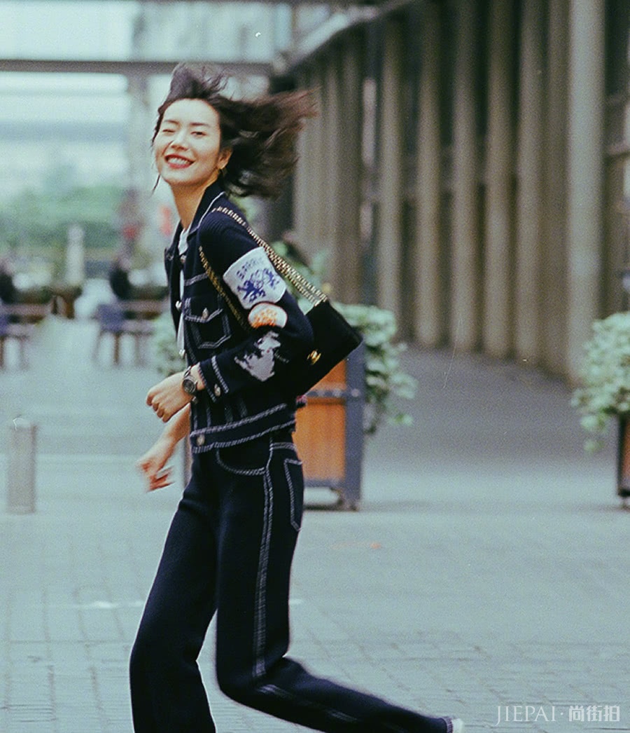 刘雯街拍照片，牛仔套装时尚又帅气