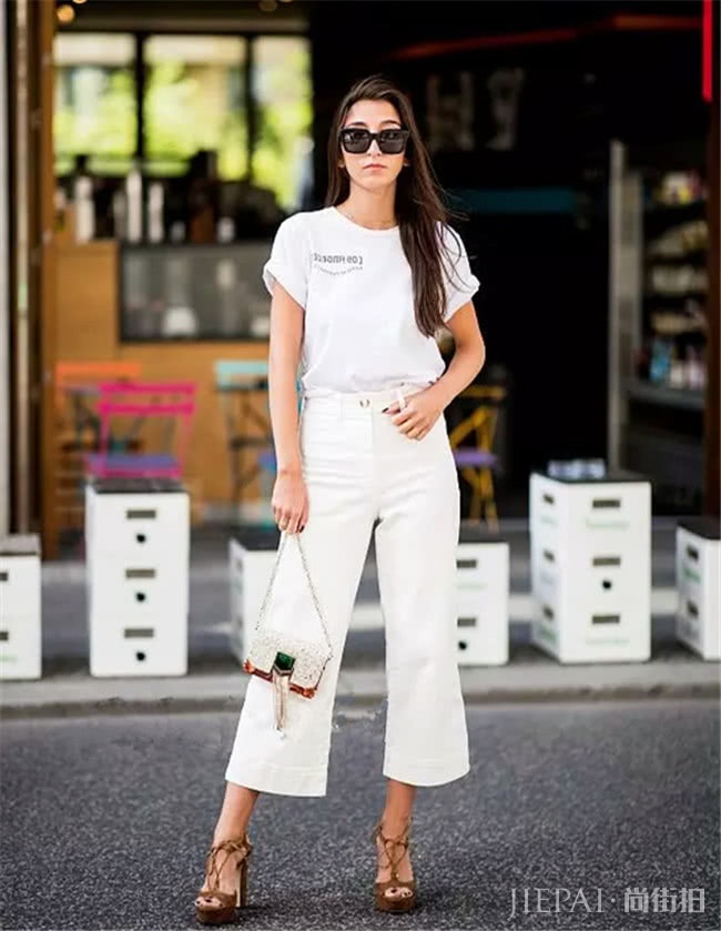 白色T恤搭阔腿裤，演绎夏季时尚浪漫