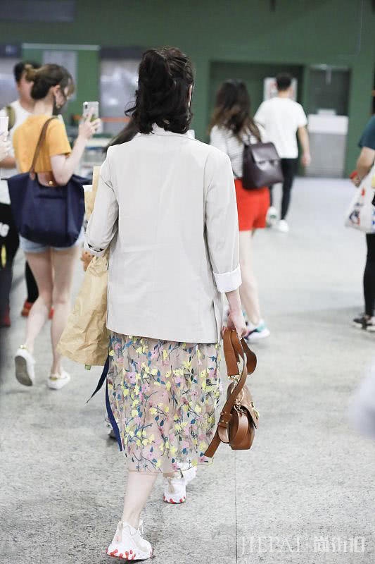 陈数穿刺绣纱裙成加分搭配!烂大街的淑女风搭配她照穿照样美