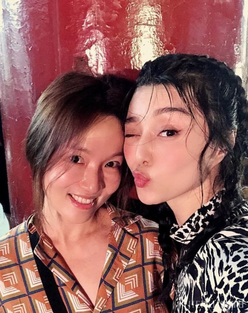 范冰冰高调解锁杂志封面！扎麻花辫留空气刘海依旧少女