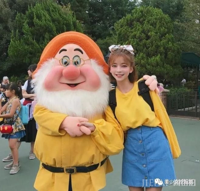 韩国林小宅,还撞脸天使宝贝的网红超甜少女,却顶着一张硅胶假脸