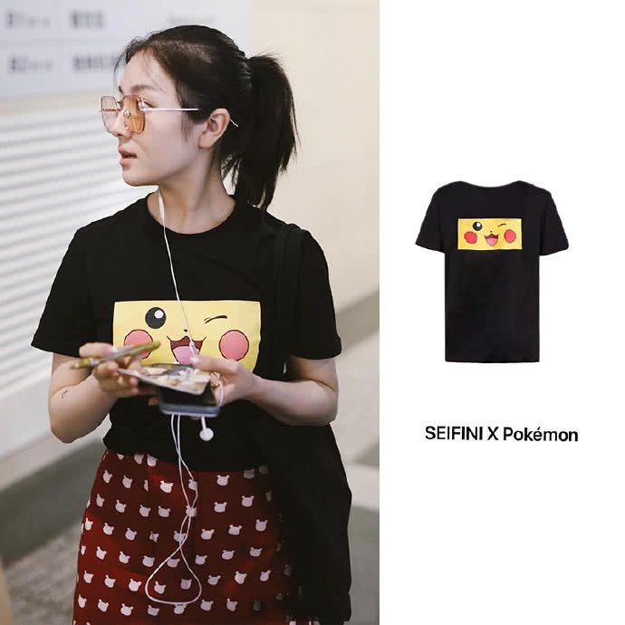 杨紫真可爱,穿皮卡丘T恤太萌了!