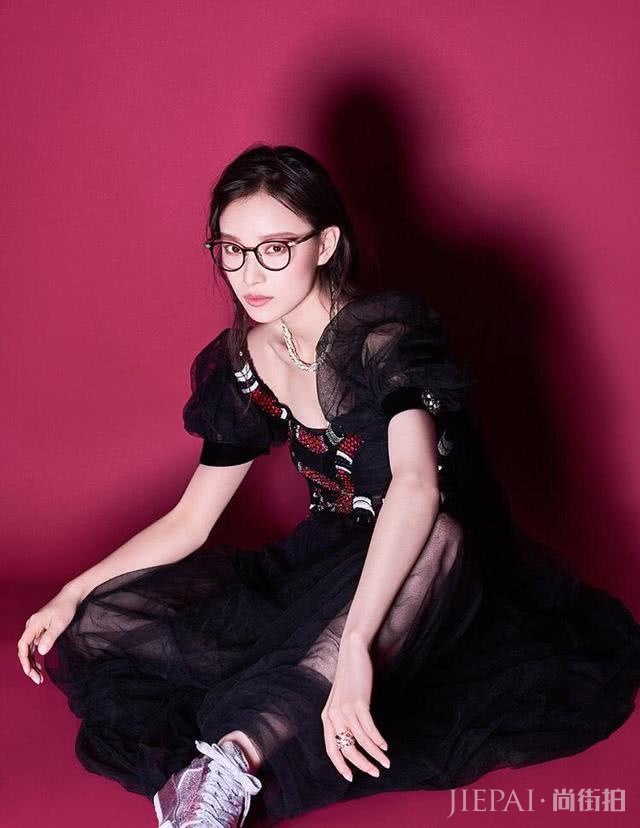 被称为“高级脸”的倪妮,开始大胆尝试性感魅惑装,真漂亮