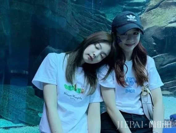 JENNIE、LISA都穿的这件内涵Tee,到底有多体面?