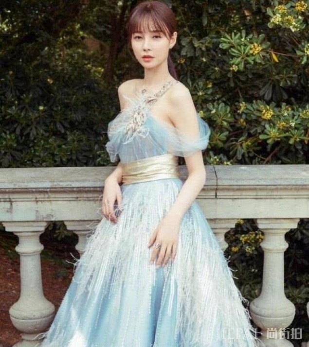 杜海涛沈梦辰婚纱写真首曝光,二人搂腰相依恩爱甜蜜,婚戒醒目