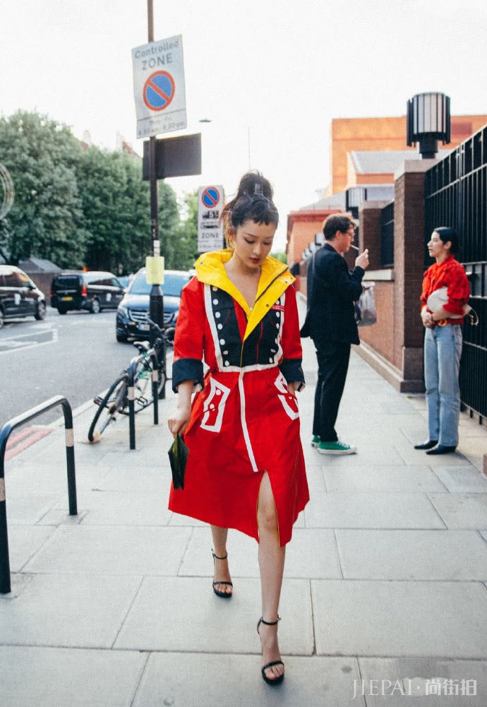 李沁现身伦敦男装周,一件撞色风衣和一个高扎马尾发型打扮得帅帅的