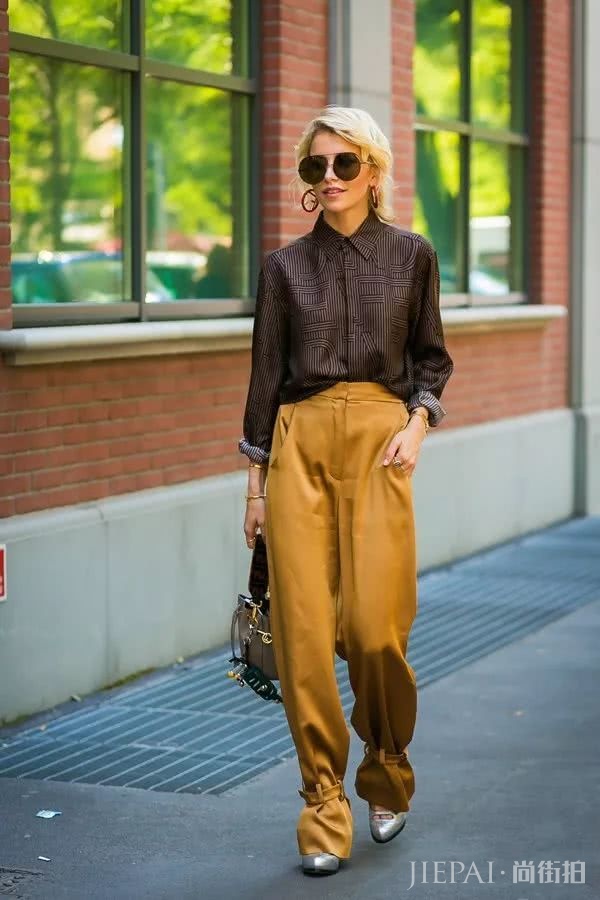 阔腿裤的优雅不输裙装，搭配衬衫更显气质。看欧美街拍时尚演绎吧