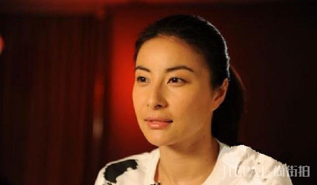 郭晶晶女儿曝光, 简直就是翻版朱玲玲, 难怪一出生爷爷就给10亿