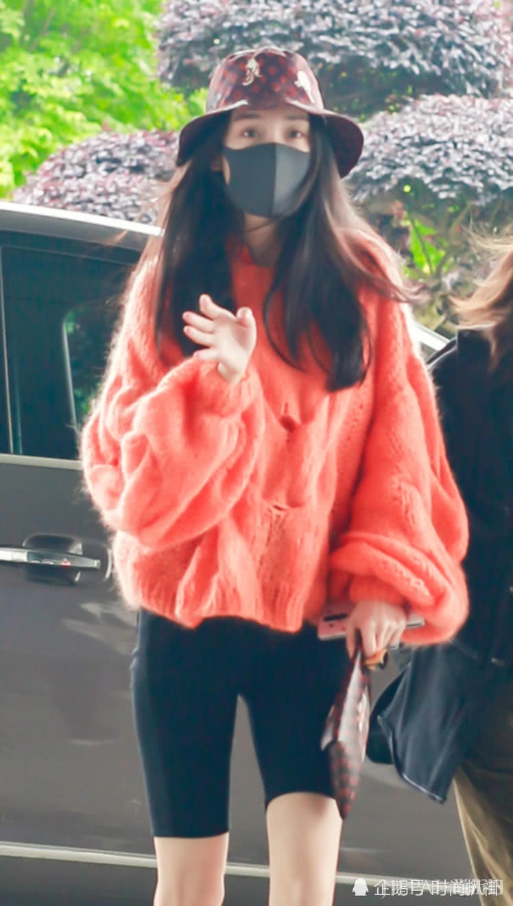 杨幂混搭文艺太好看！美腿+短裤让人尖叫