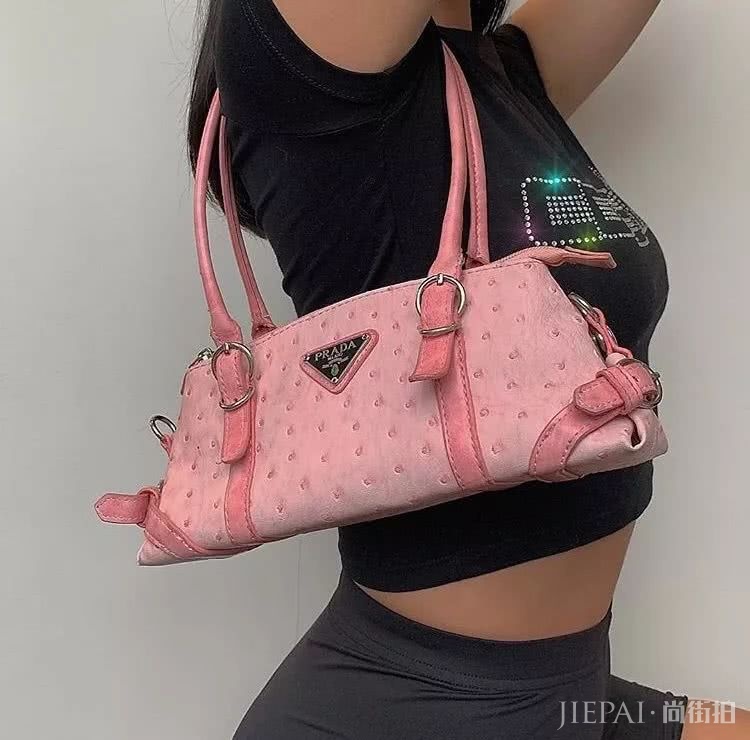 腰包2019年已经过时了，如今最火的It Bag是它！