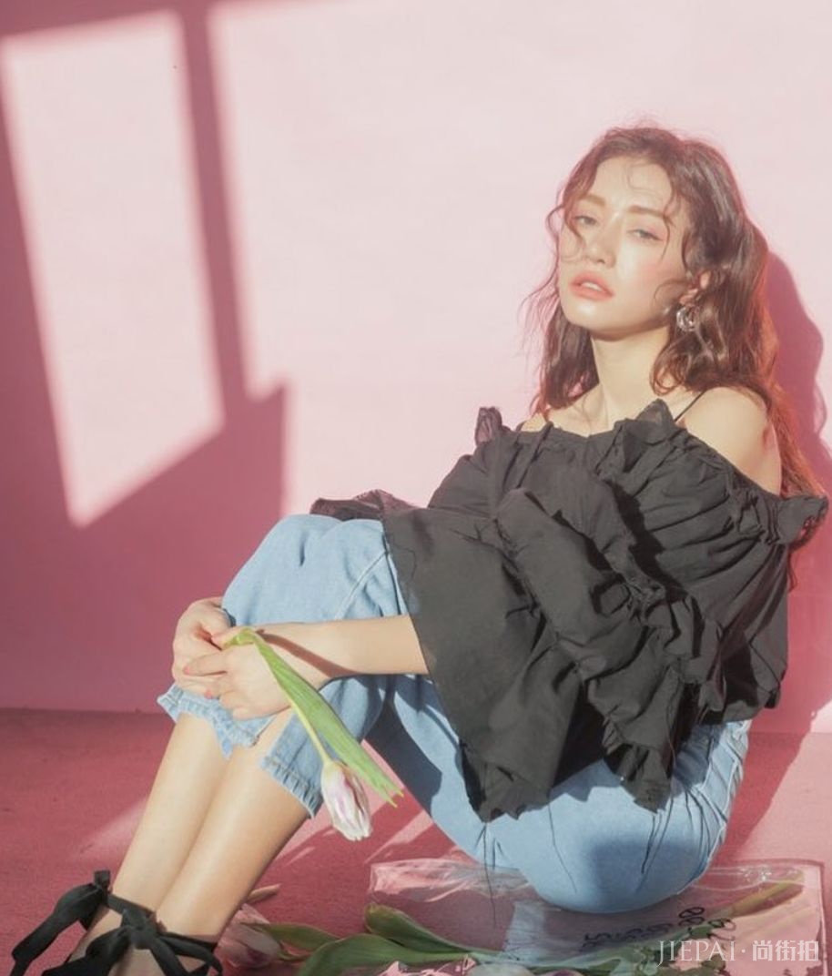 她是四小花旦里唯一没动过脸的,那比镰刀还细的山根是P出来的吗?