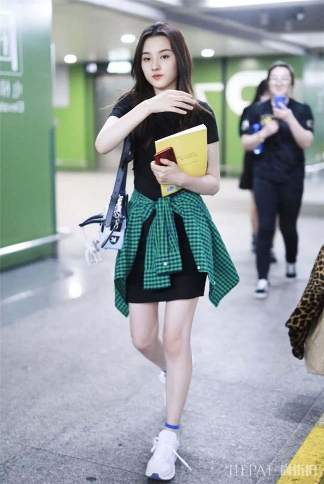 夏季穿清新迷人的牛油果绿单品，给闷热天气带来一丝凉意