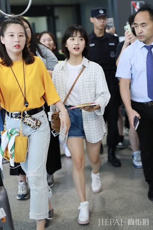 沈月穿男生穿的格子衬衫超好看,搭白T和牛仔短裤可爱又时尚